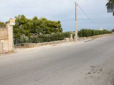 Per raggiungere la grotta imbocchiamo via Procaccia, la strada che partendo dal centro di Monopoli fiancheggia poi tutto il litorale
